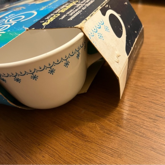 Corelle Snowflake Blue 4 Coffee Cups in Original Box NOS Mid Century USA - Picture 11 of 15